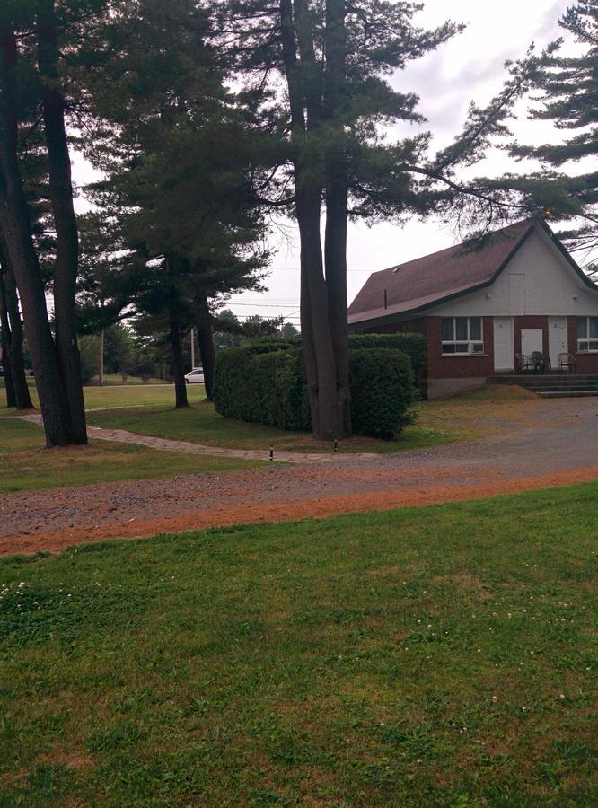 Motel Les Pins Гранби Экстерьер фото