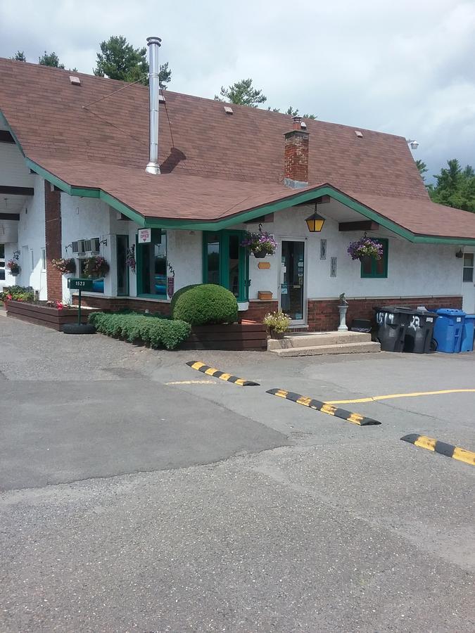 Motel Les Pins Гранби Экстерьер фото